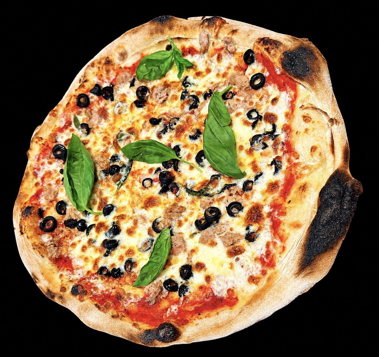 Pizza au thon et olives sortant du four à bois